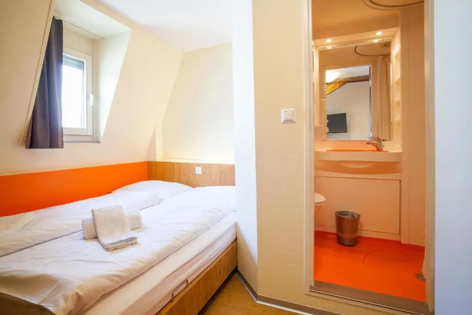 easyHotel Basel City - contactless self check-in