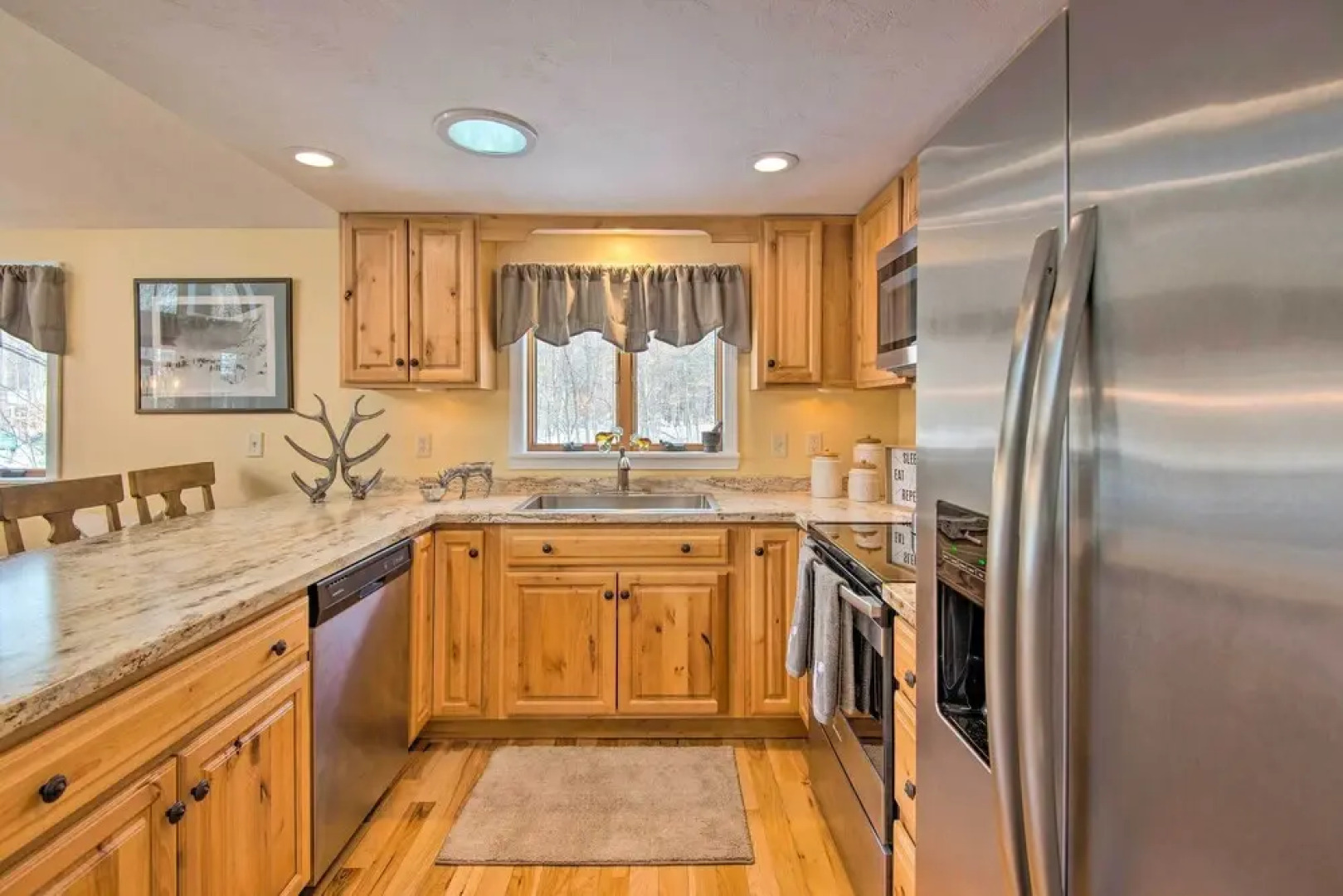 Cozy White Mtn Hideaway ~ 4 Mi to Hiking & Skiing!