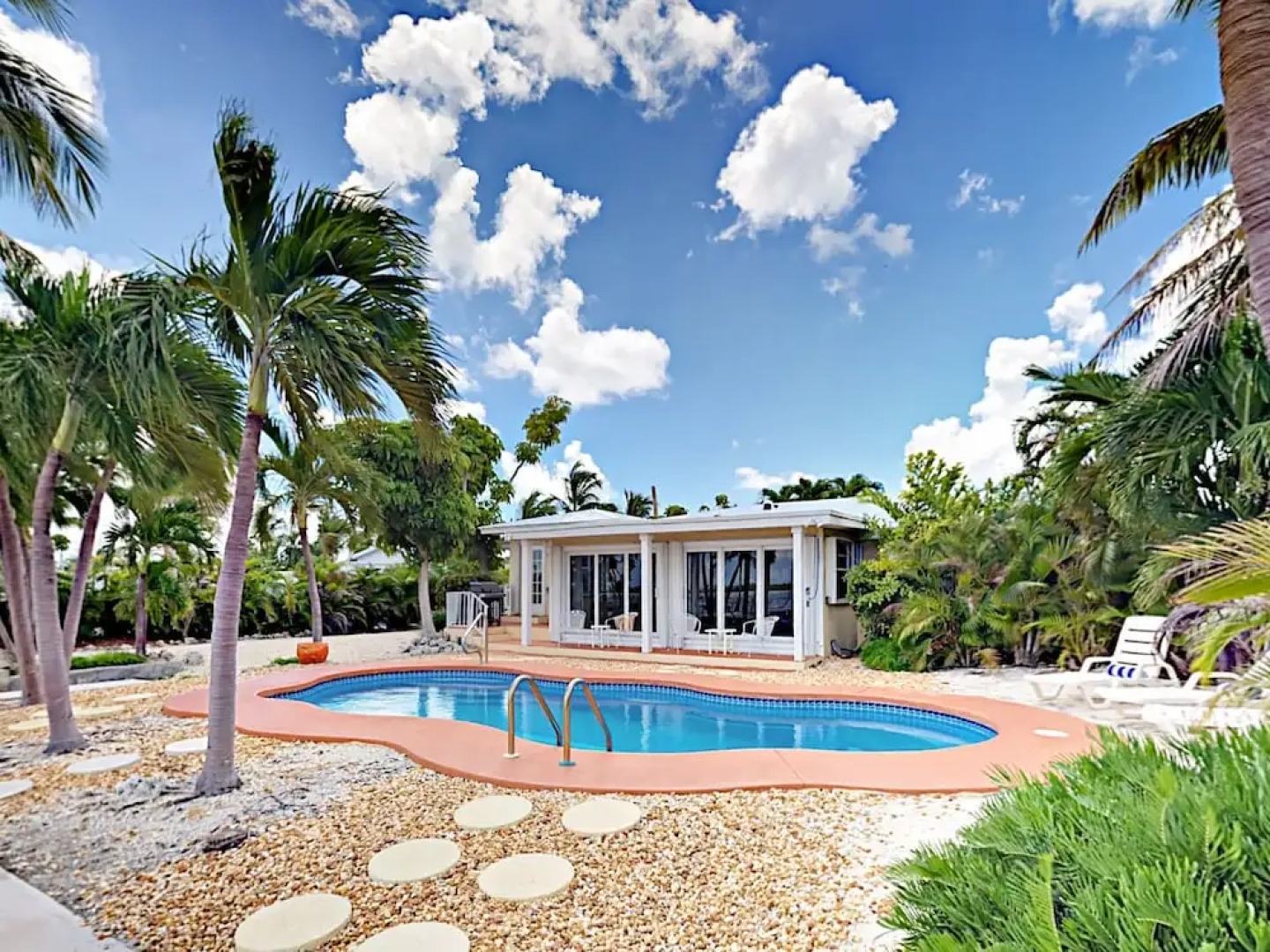 353 Barry Home 6 Bedrooms 4.5 Bathrooms Home