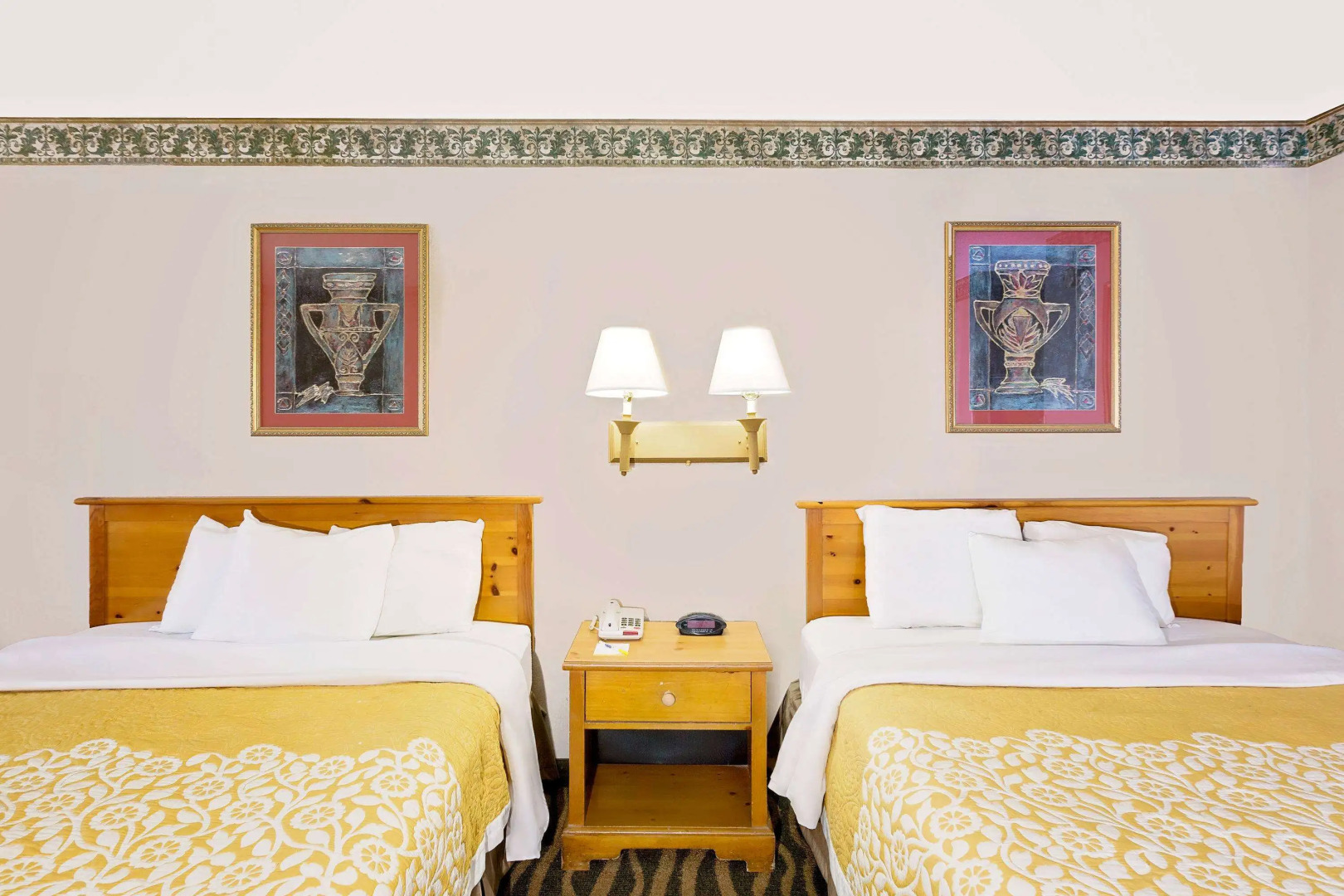 Days Inn & Suites by Wyndham Starkville