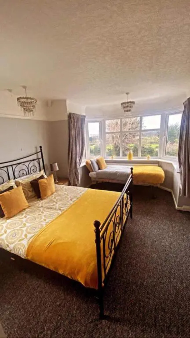 Sunnyside - Large Seaside Home with views and Hot Tub