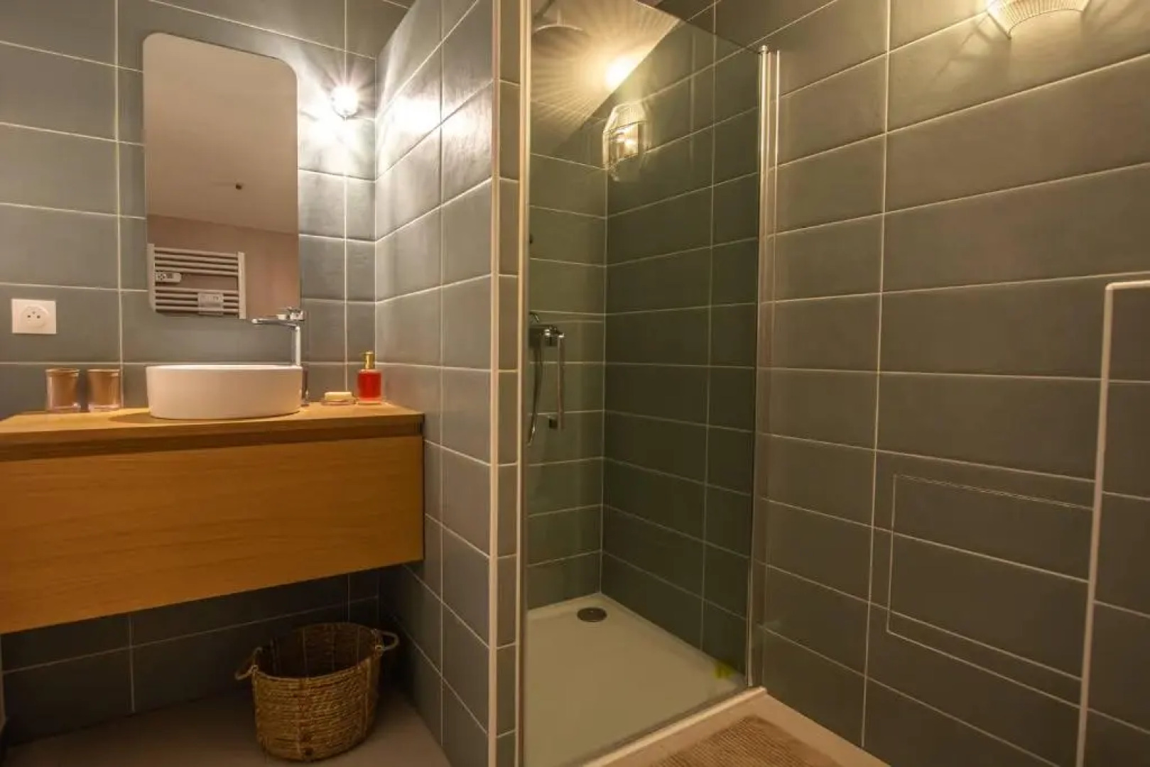 Emilie une nuit - 3 chambres au 2e étage - maison avec chats