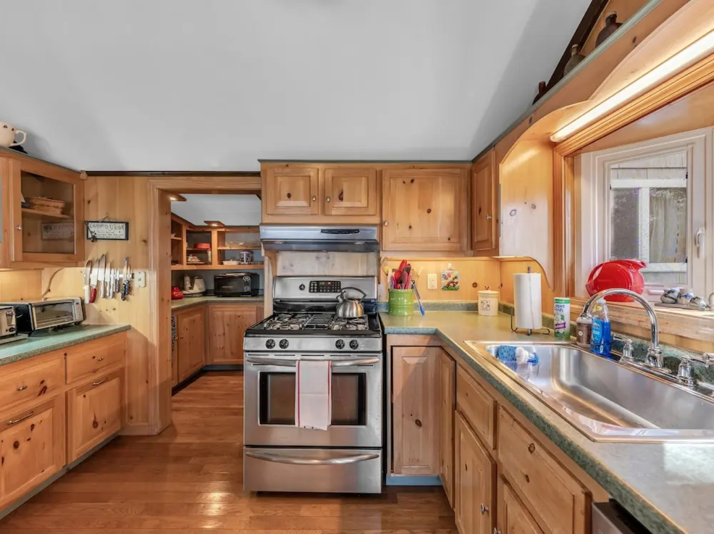 Picturesque Island Cottage 2 Bedroom Home by RedAwning