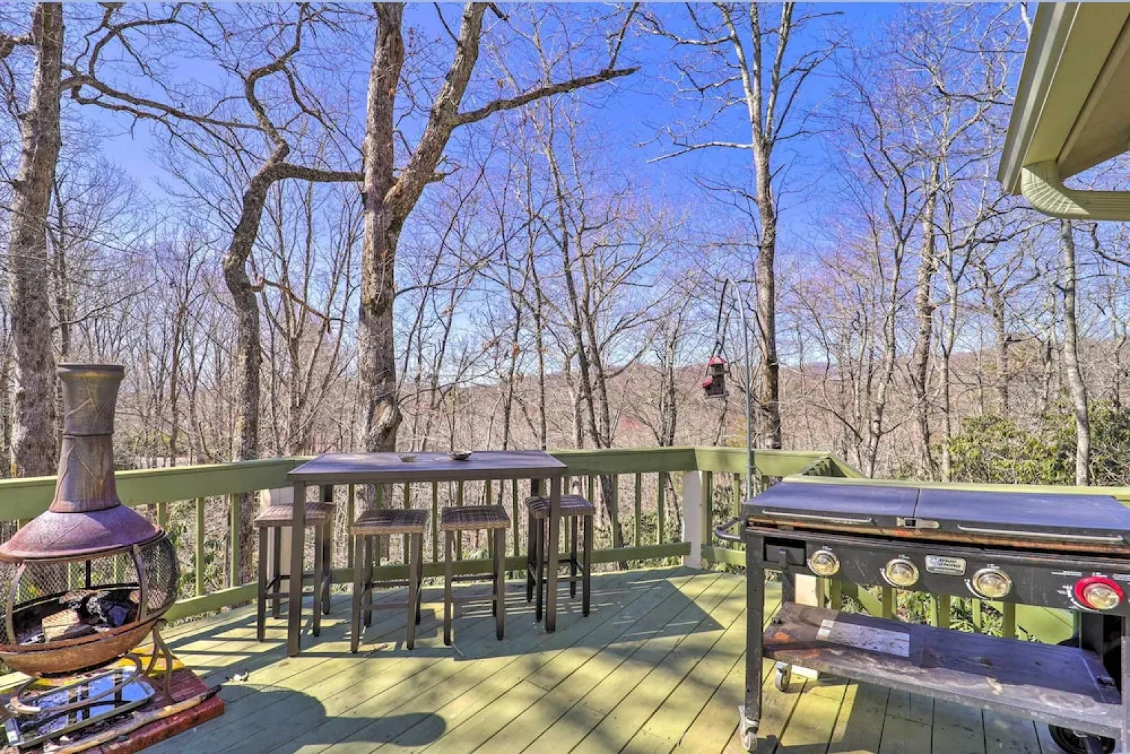 Pool & Lake Access: Idyllic Cottage in Newland