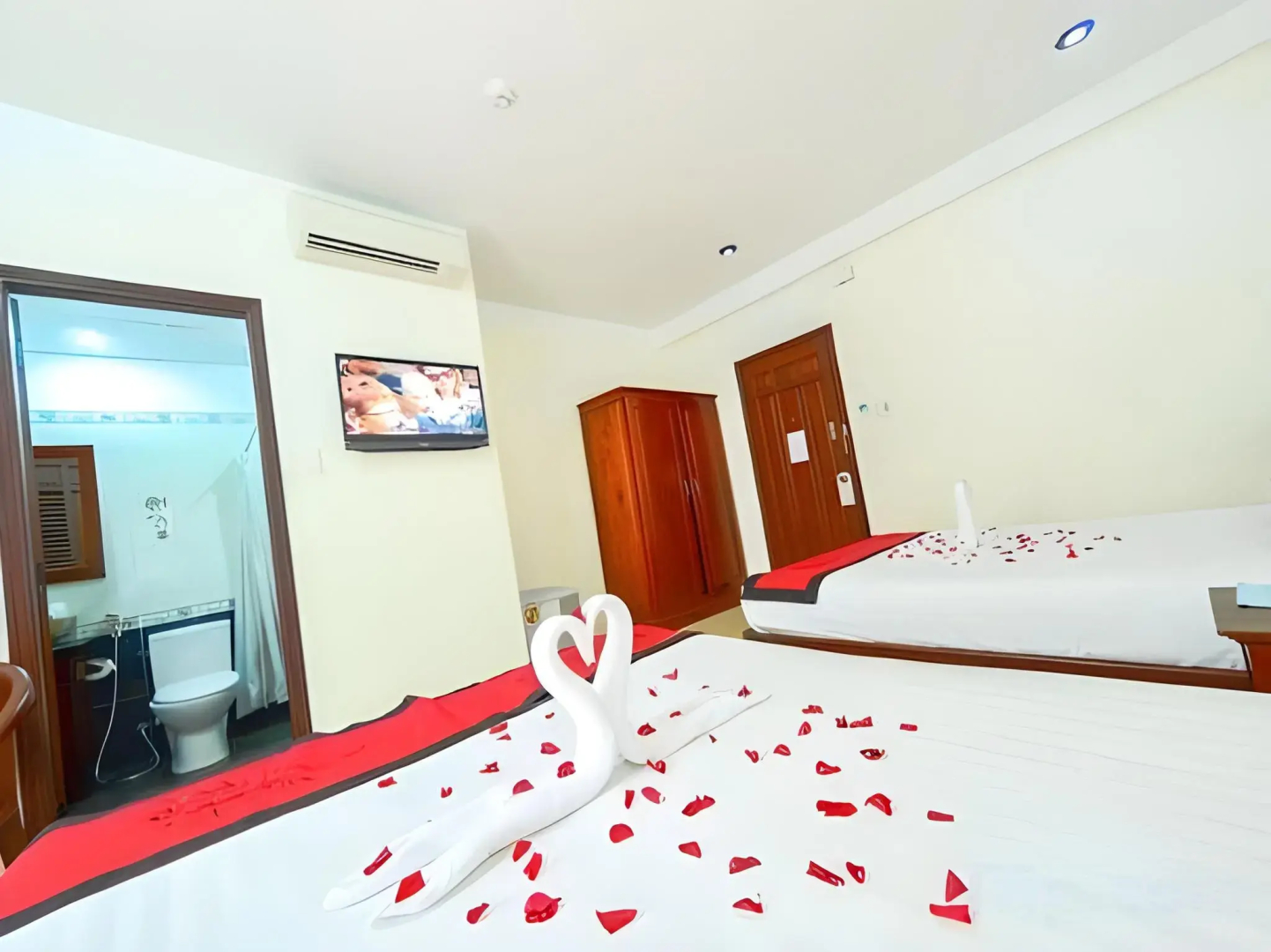 Golden River Hotel