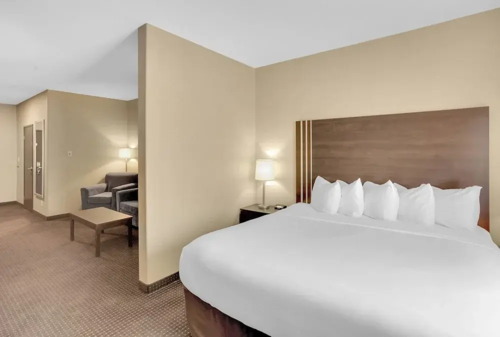 Duvernay Inn & Suites