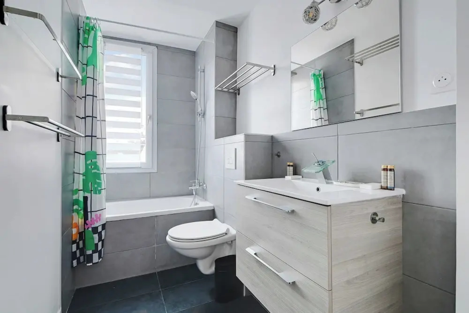 Cozy Apartment 2bdr/4p - in the Heart of Suresnes