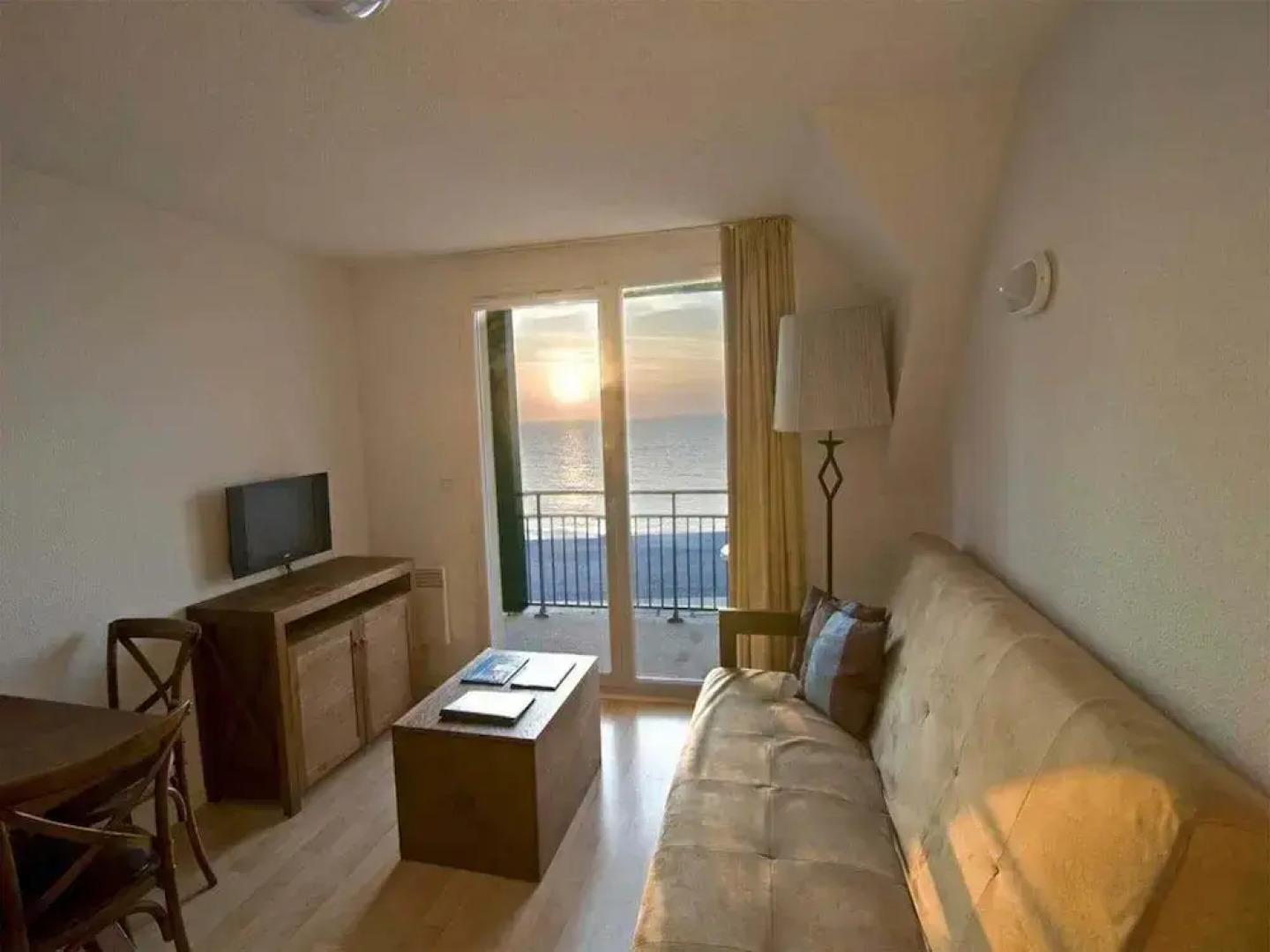 Comfortably Furnished Apartment With a sea View