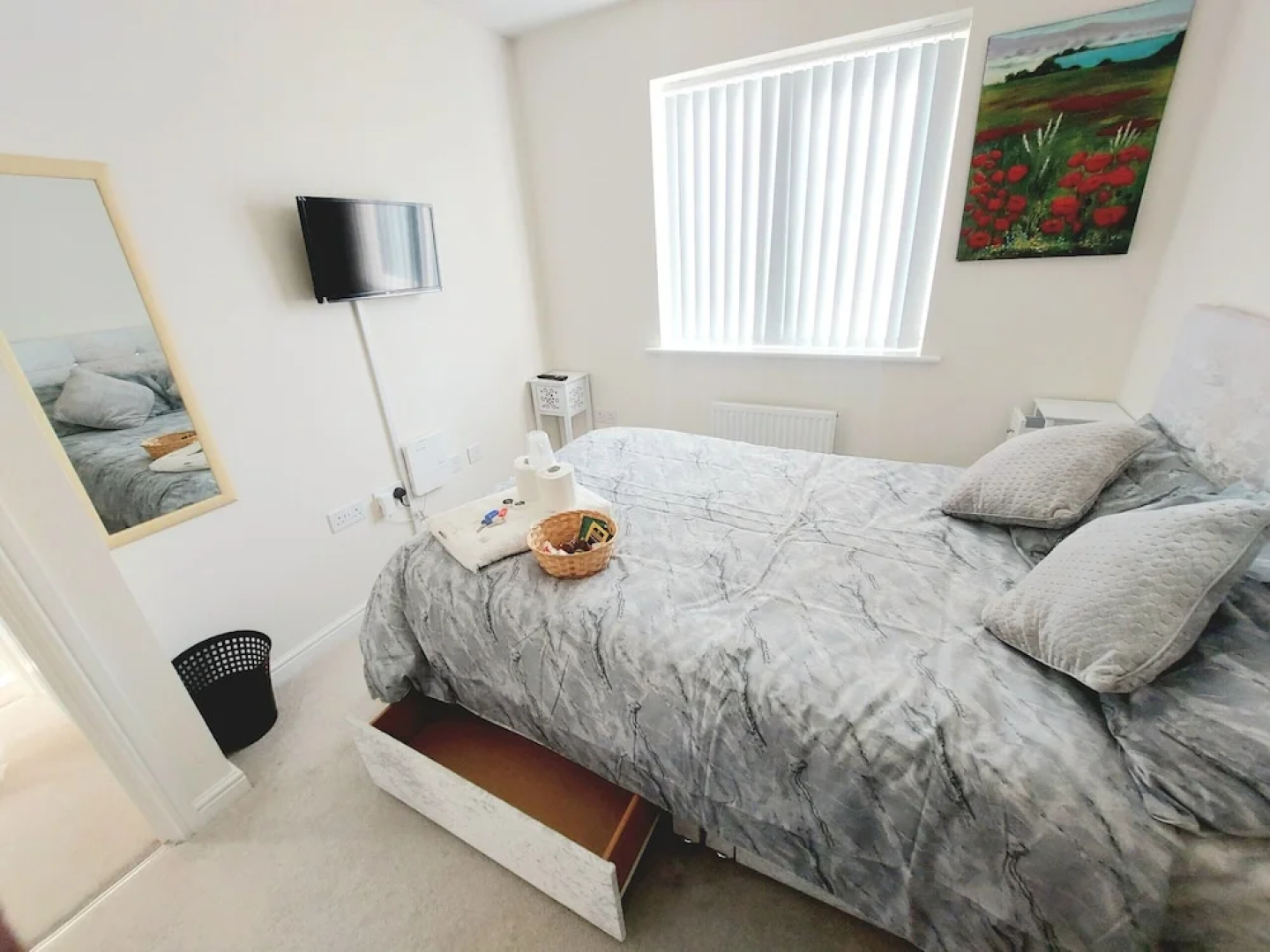 Room in Guest Room - Double Room, Full Kitchen, Smart TV, Shared Bathroom in 3-bed Home