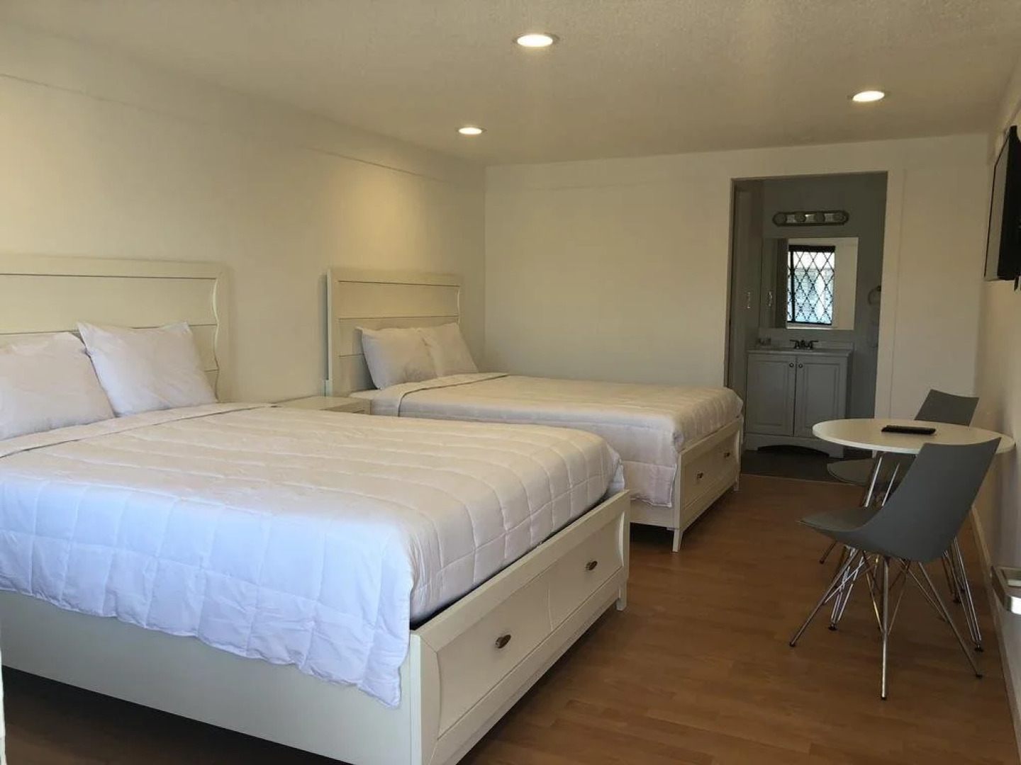 Spinnaker Inn of Naples