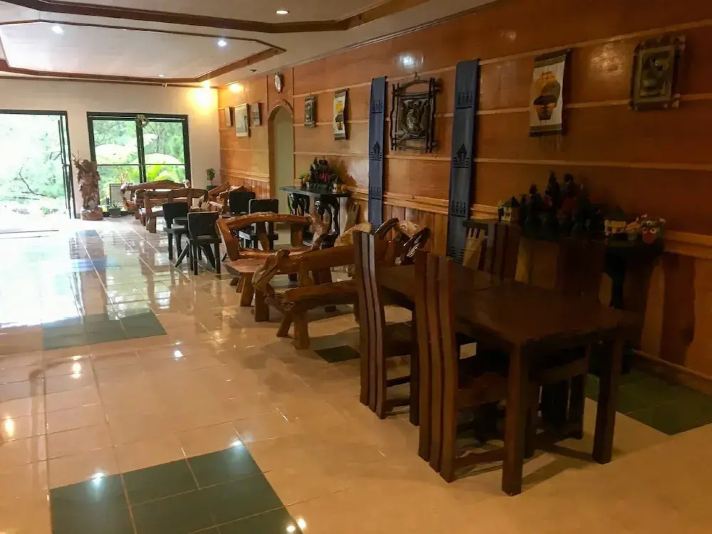 Rusty Nail Inn And Cafe