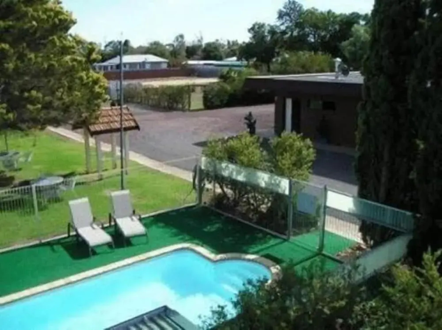 Nicholas Royal Motel