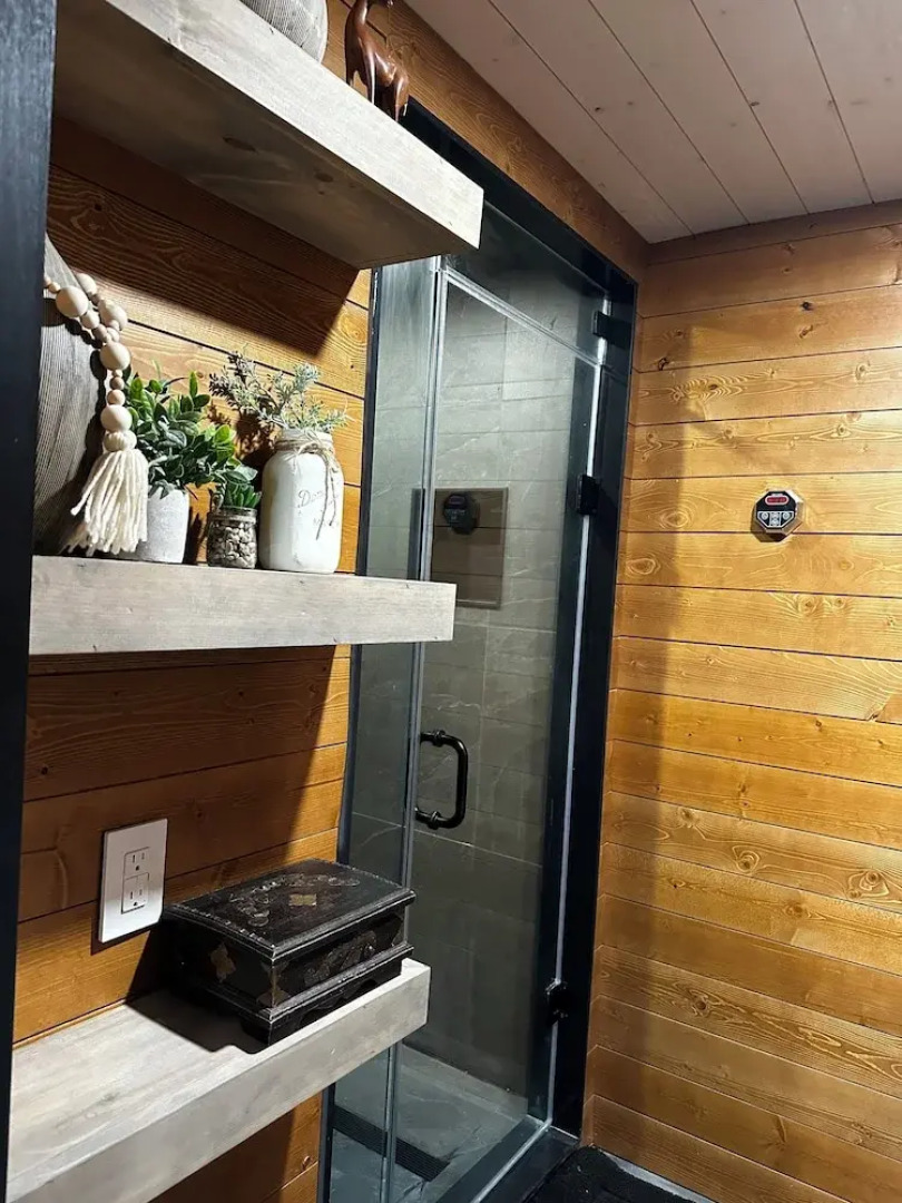 Beamsville Rustic Modern Suites