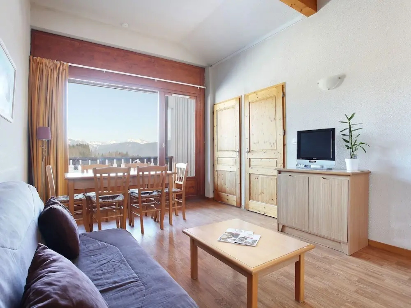 Rustic Studio in Wooded Area at 50 m. From the ski Lift