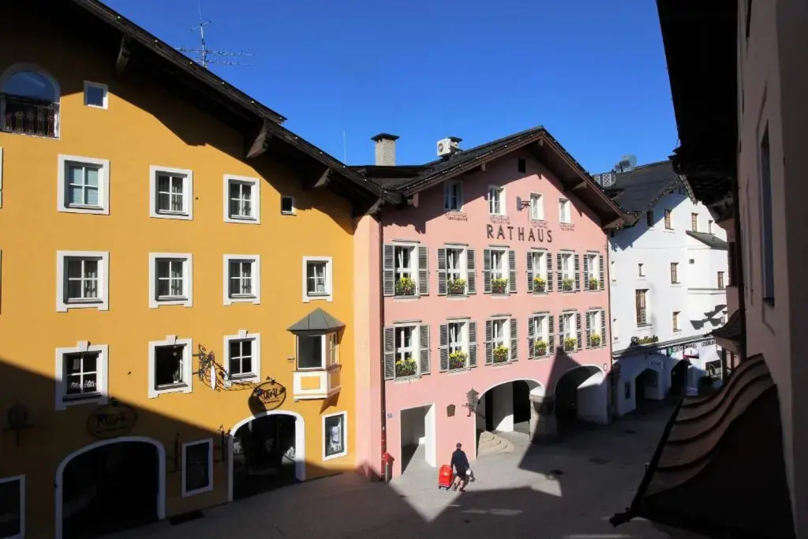 Apartment Glockenspiel by Apartment Managers