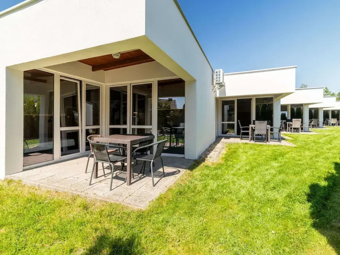 Holiday Homes With Pool, Close to the Beach