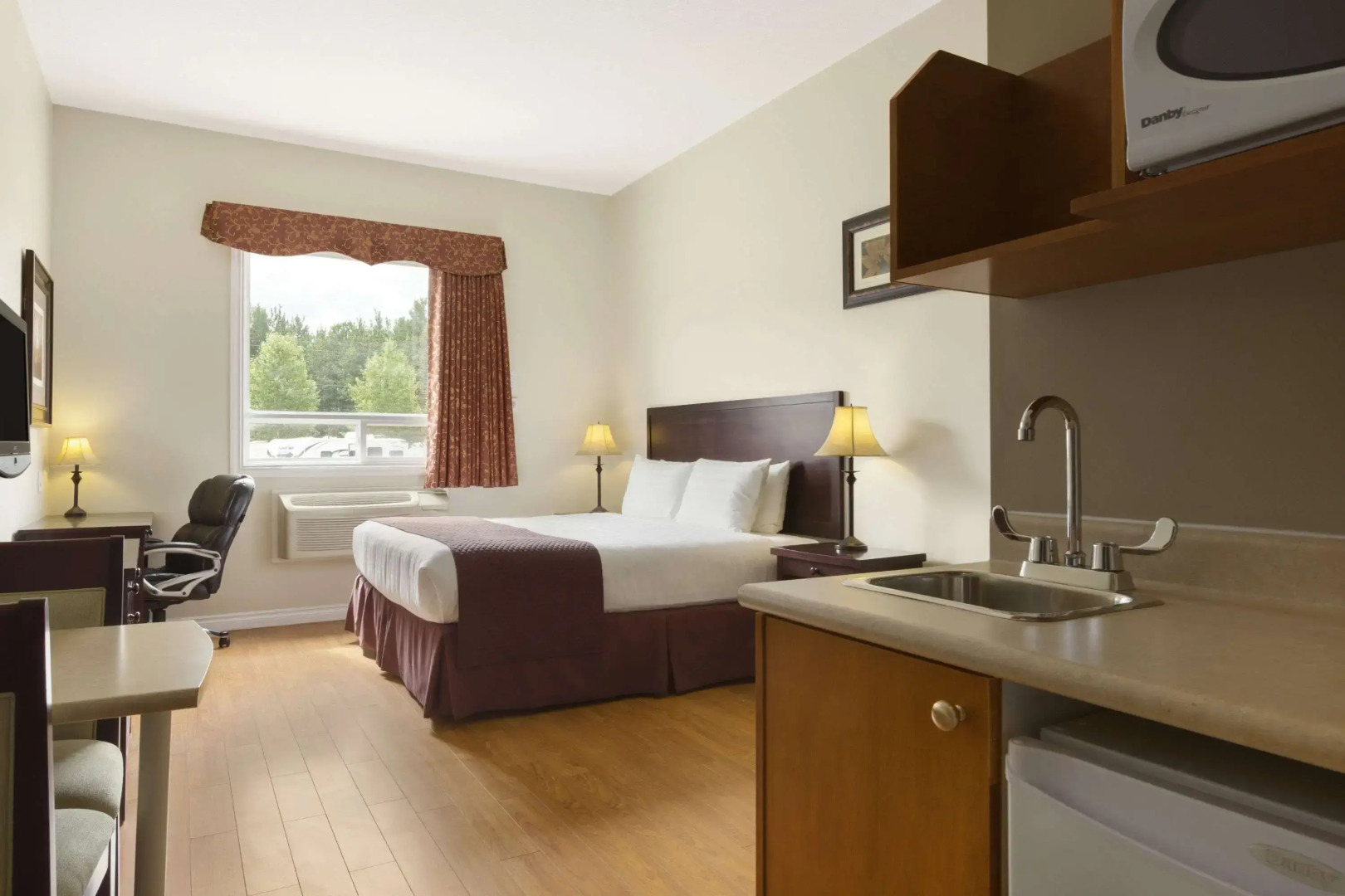 Days Inn by Wyndham Chetwynd