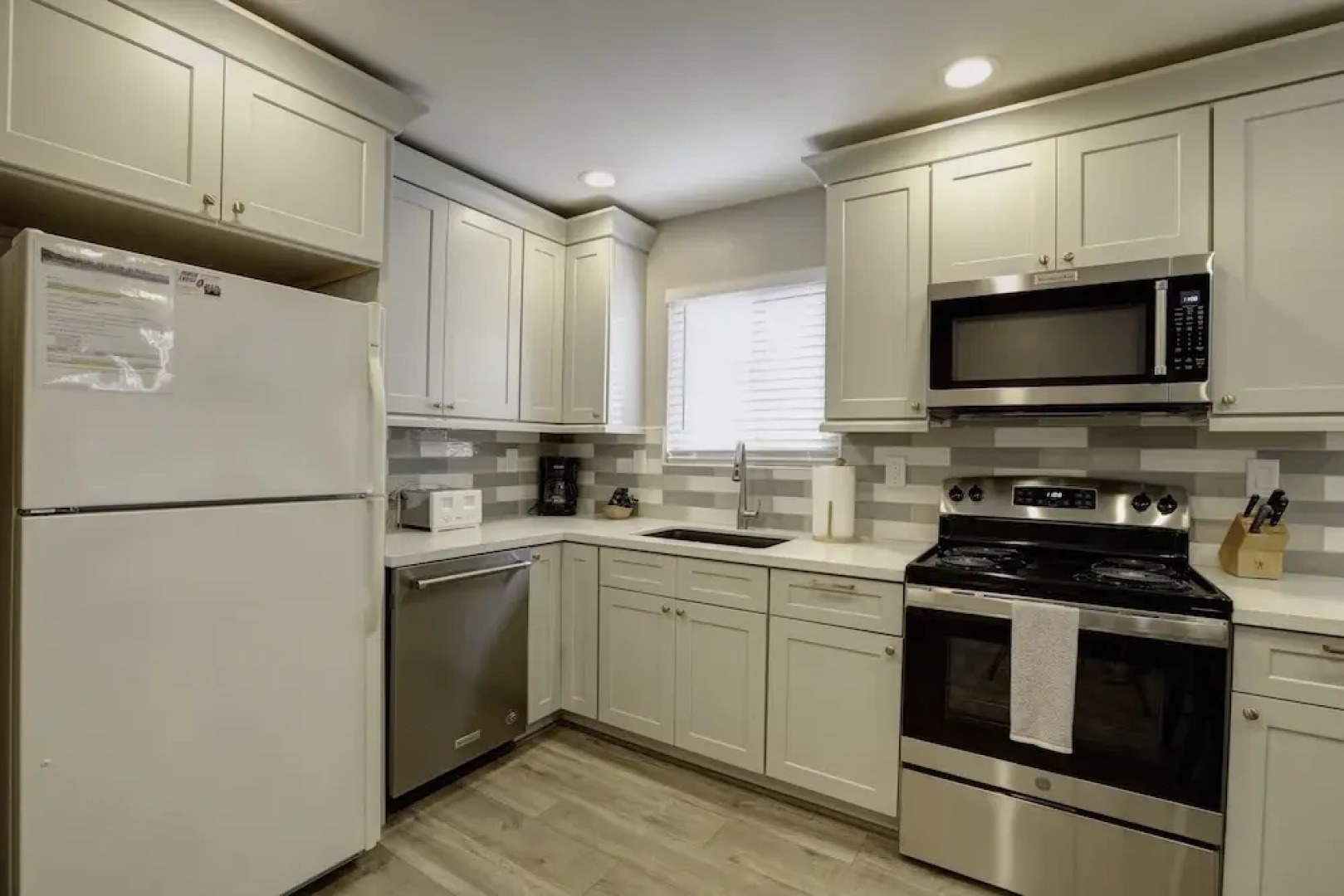 220 #7 Ocean View Ave 2 Bedroom Condo by Redawning