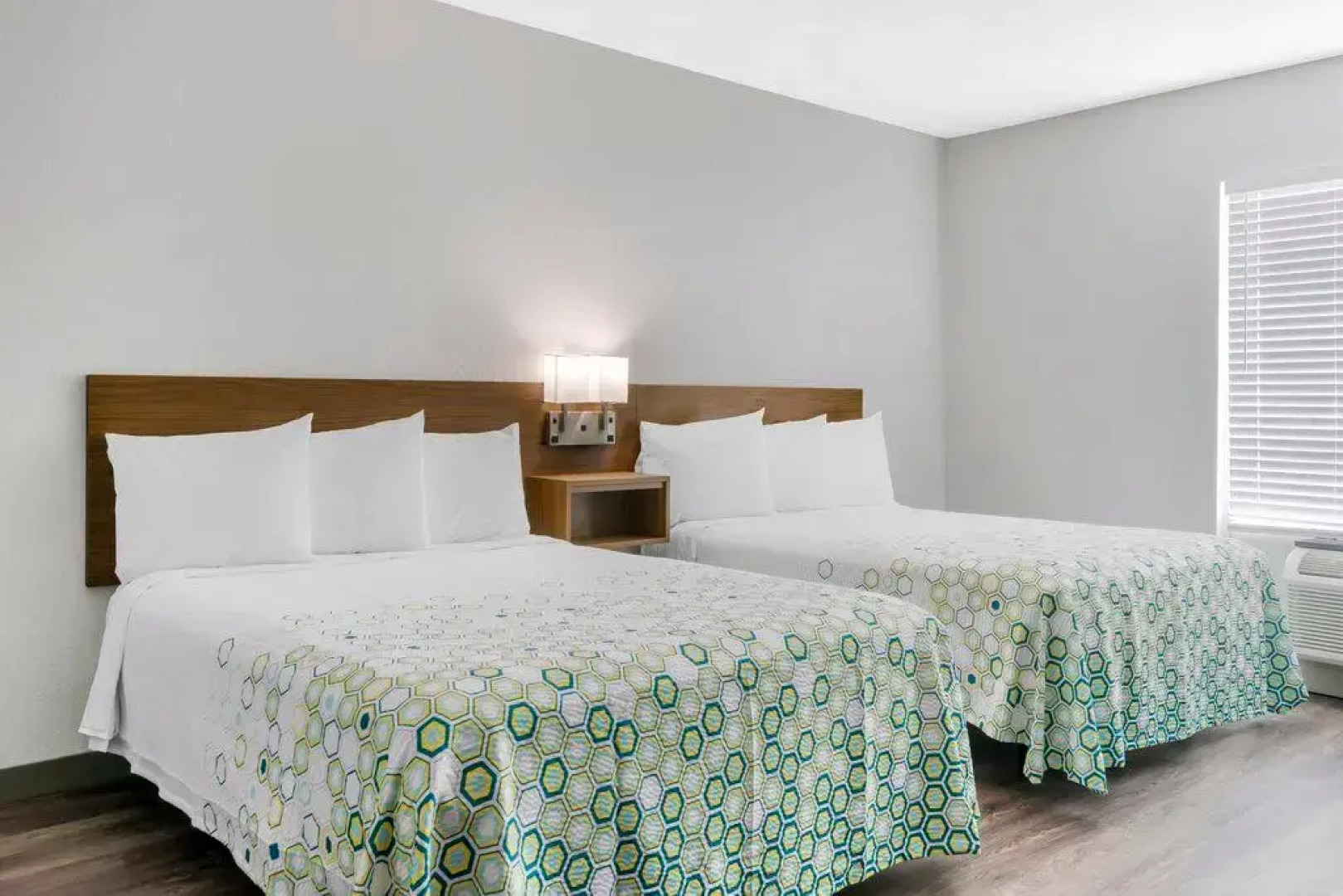 HomeTowne Studios by Red Roof Tampa - Airport