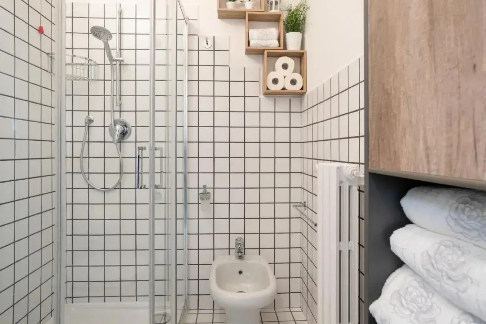 Ossuccio Apt with Balcony & Private Parking (Adults Only)