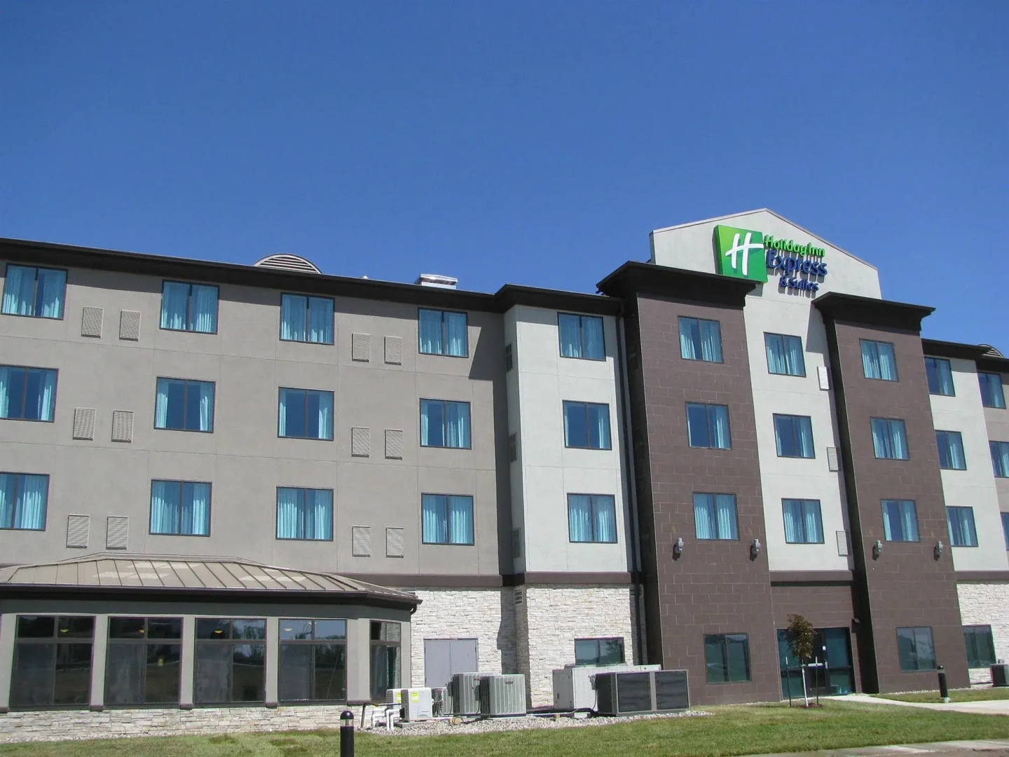 Holiday Inn Express and Suites Kansas City Airport by IHG