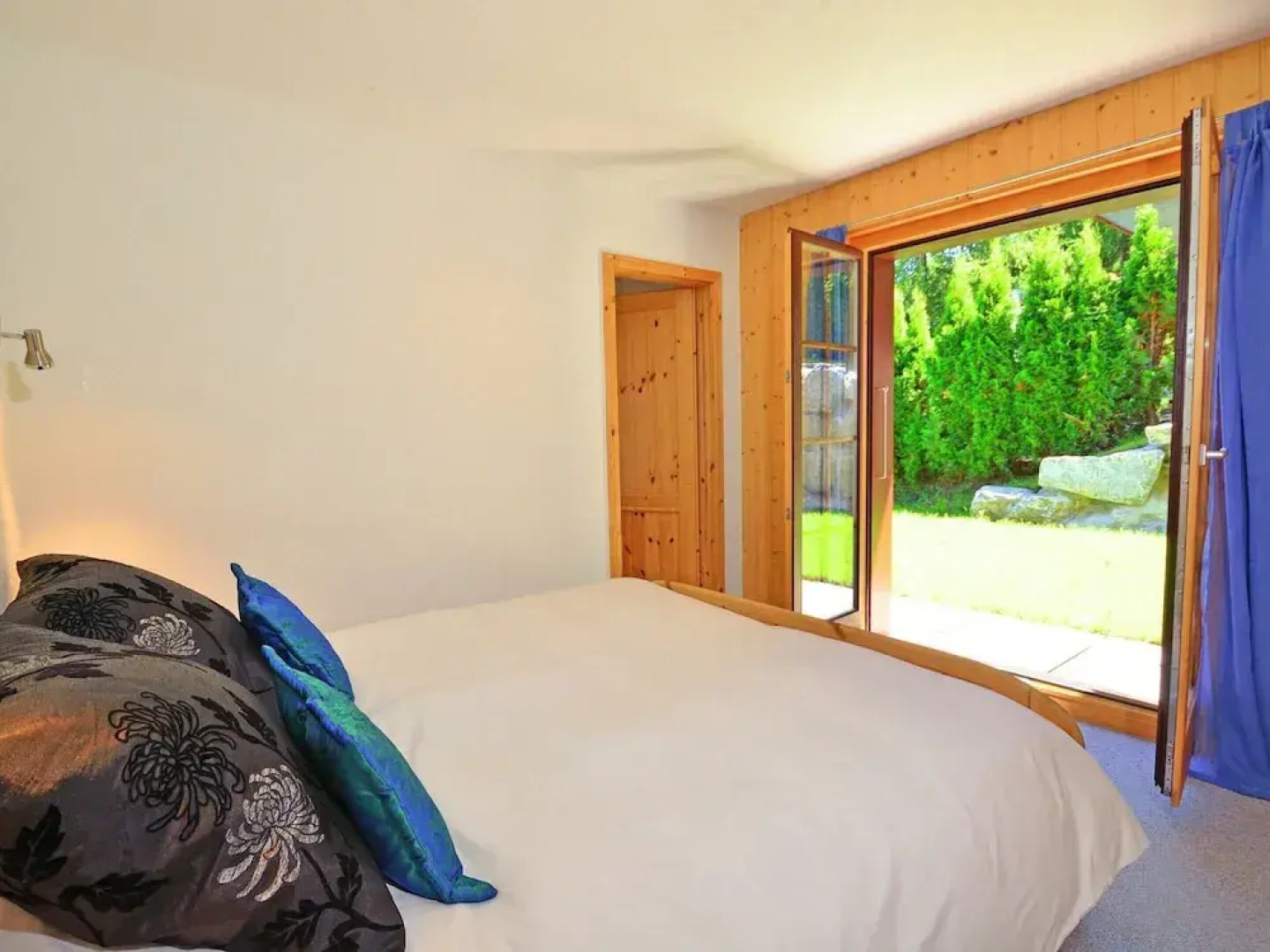 Luxurious Chalet in Riddes with Hot Tub