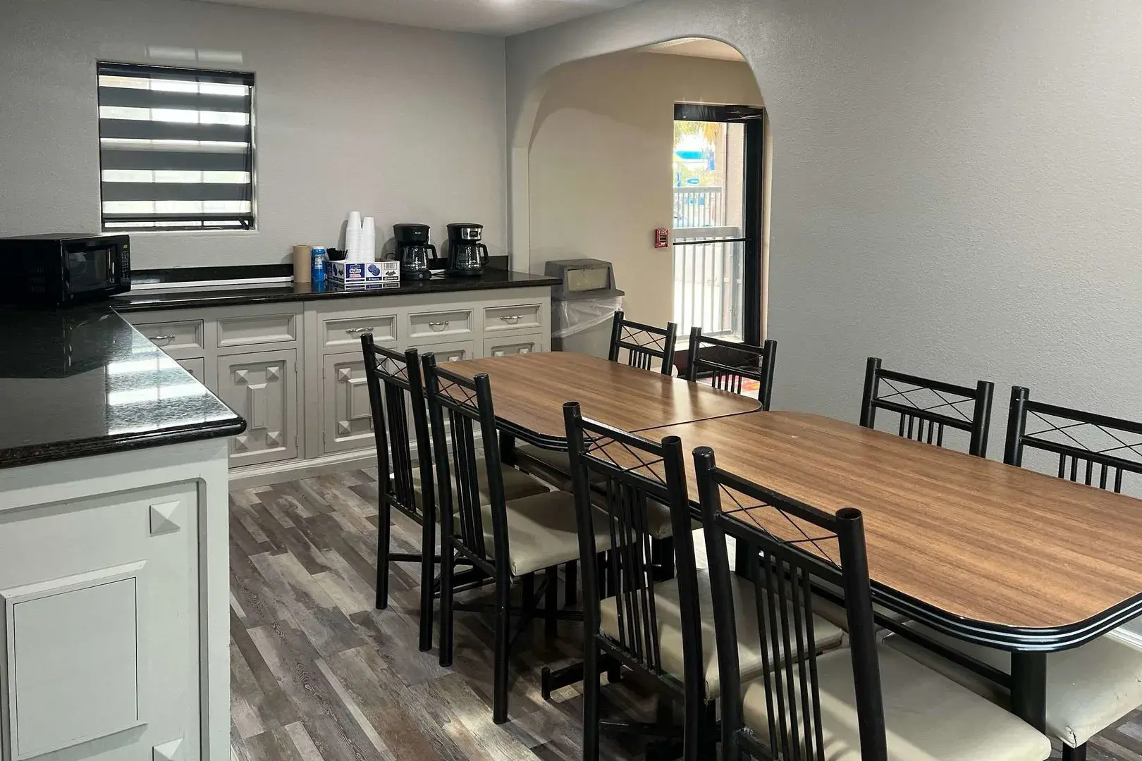 Econo Lodge Inn & Suites