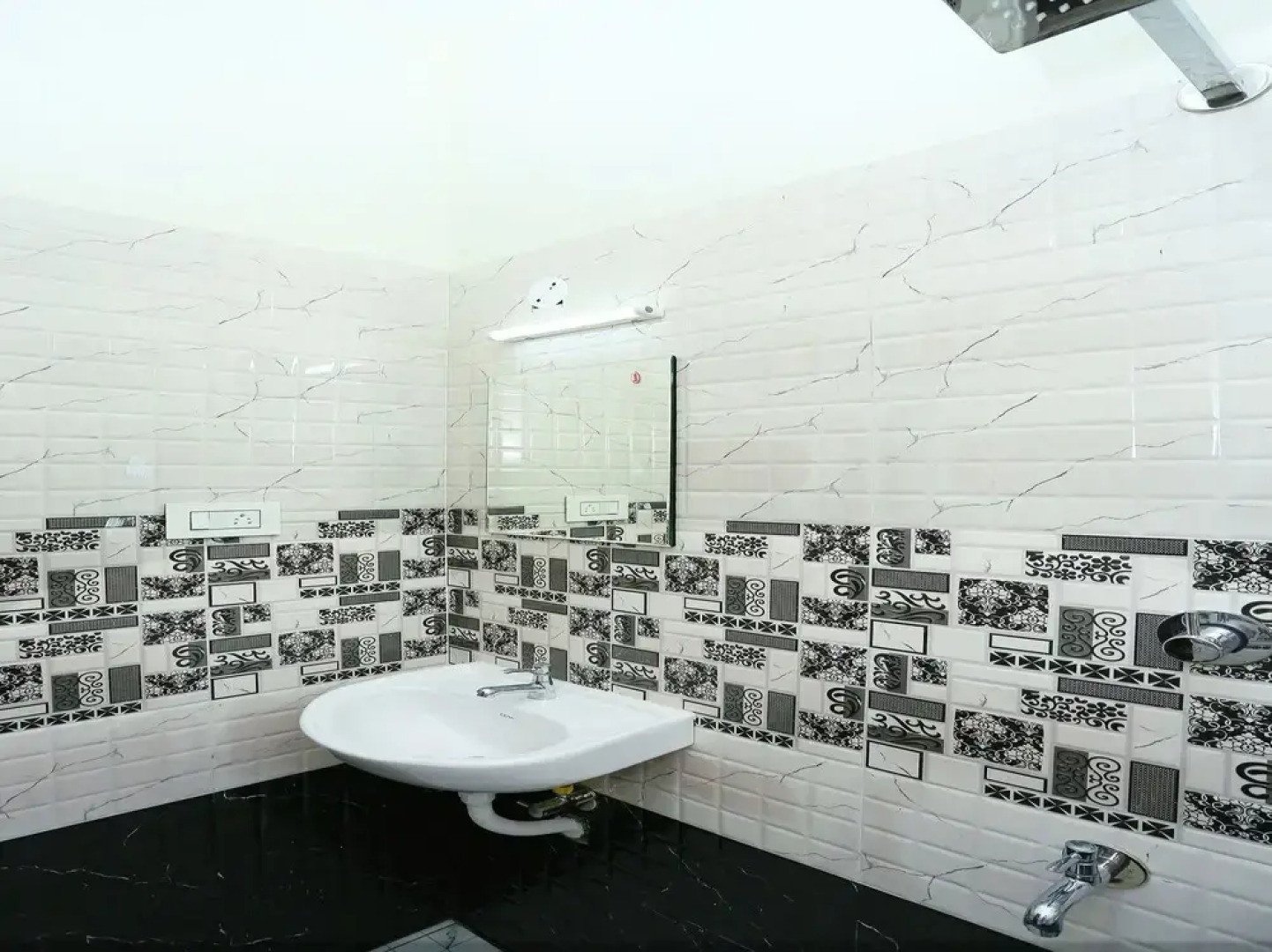 OYO 37302 White Cort