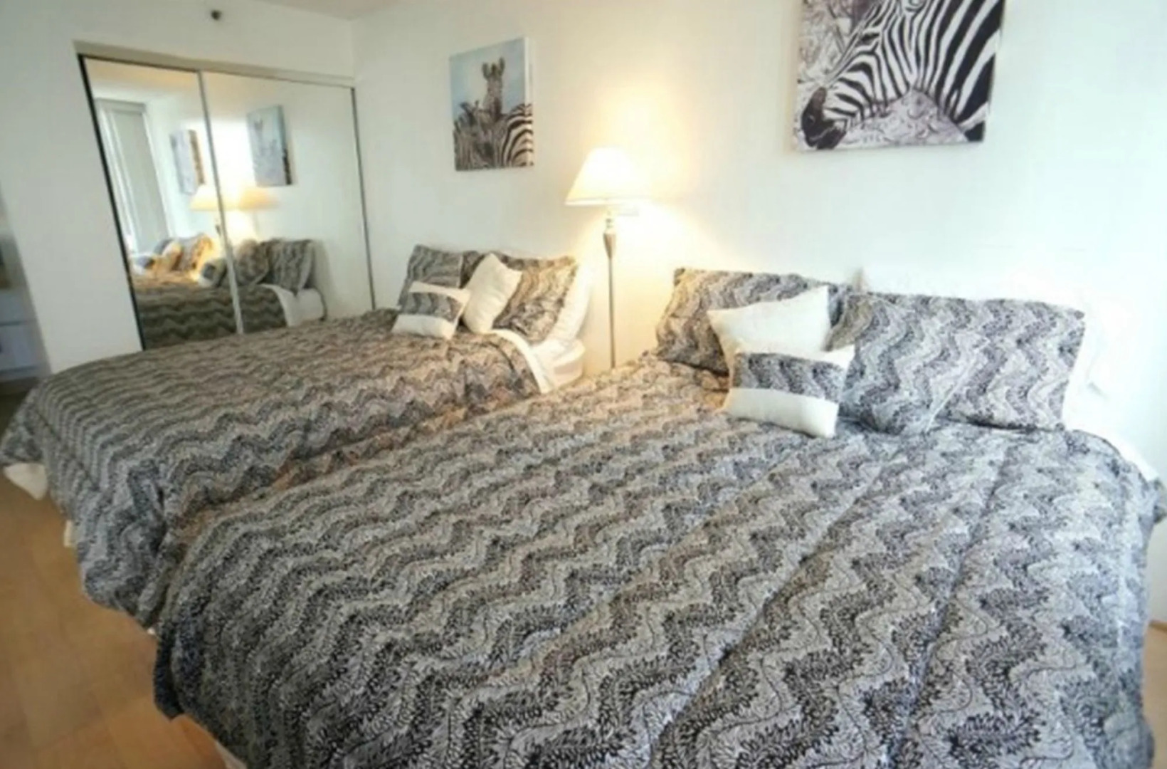 Waikiki Banyan - Walk to the Beach