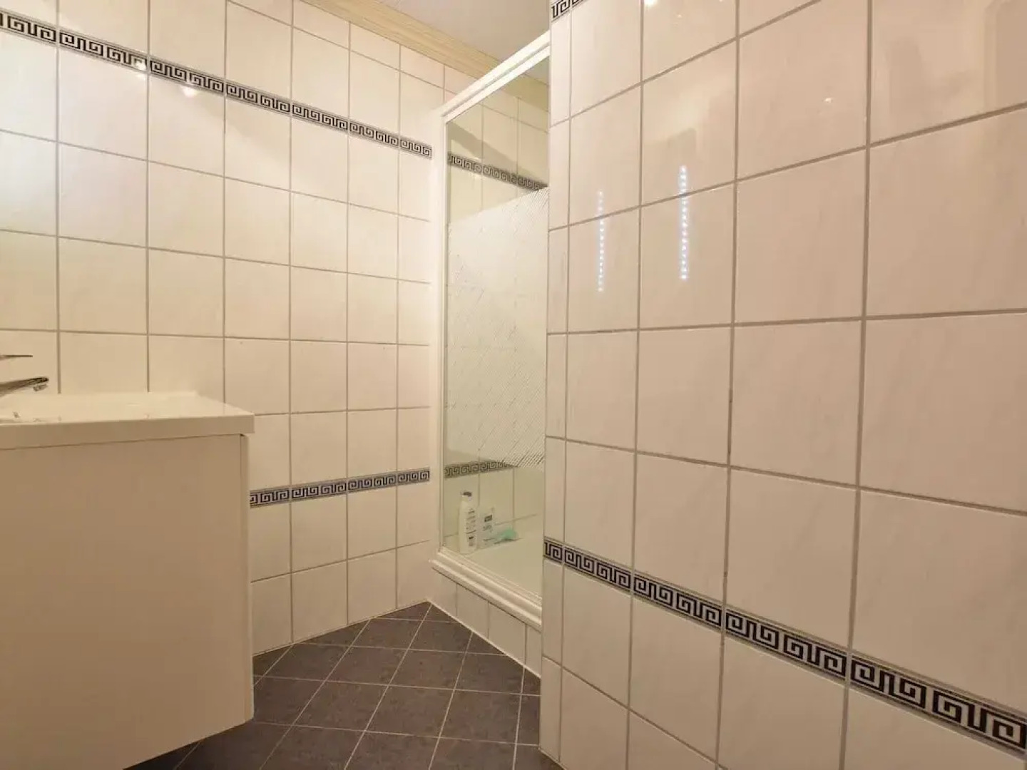 Modern Holiday Home in Kaatsheuvel with Hot Tub