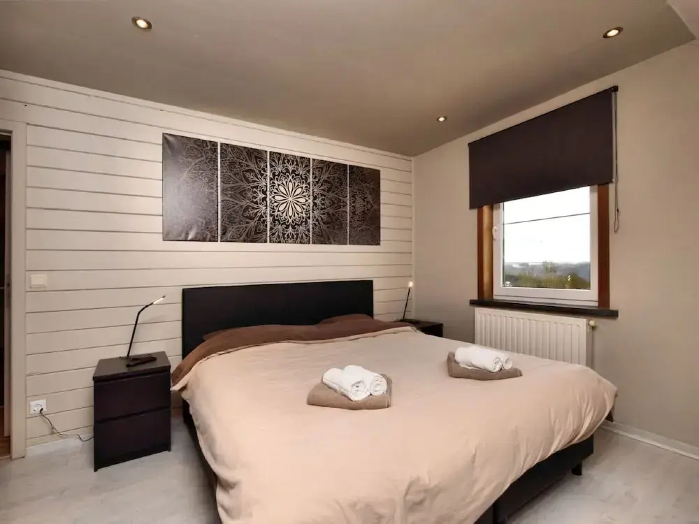 Beautiful, Luxury Home with Sauna, Hot Tub, Private Bathrooms