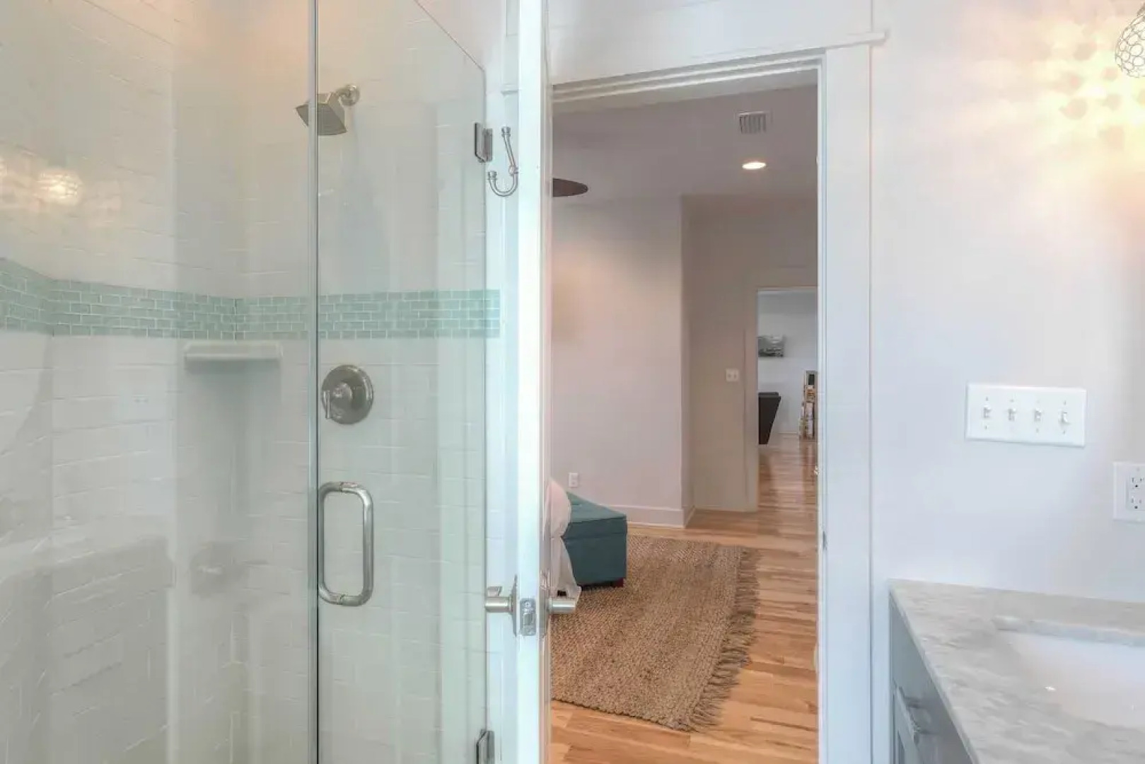 Dunn Inn 2 by Avantstay Walk to Beach, Pool Access, Sleeps 17!