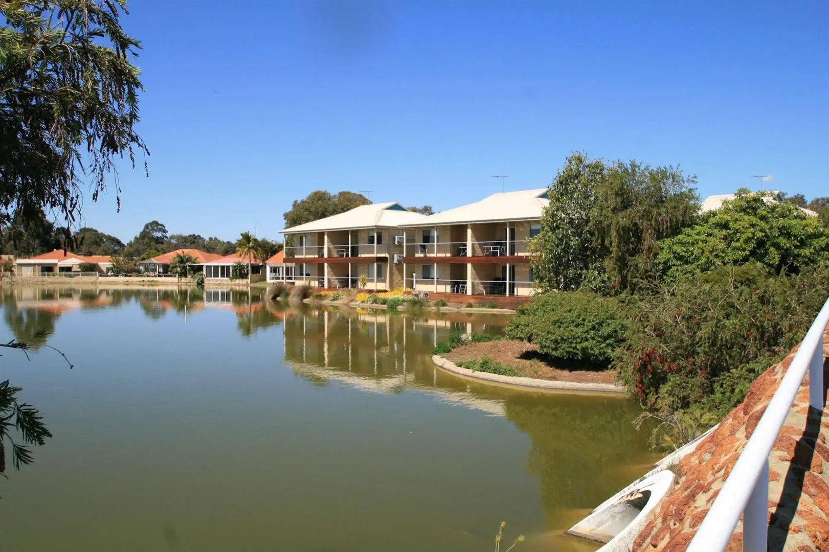 Lakeside Holiday Apartments