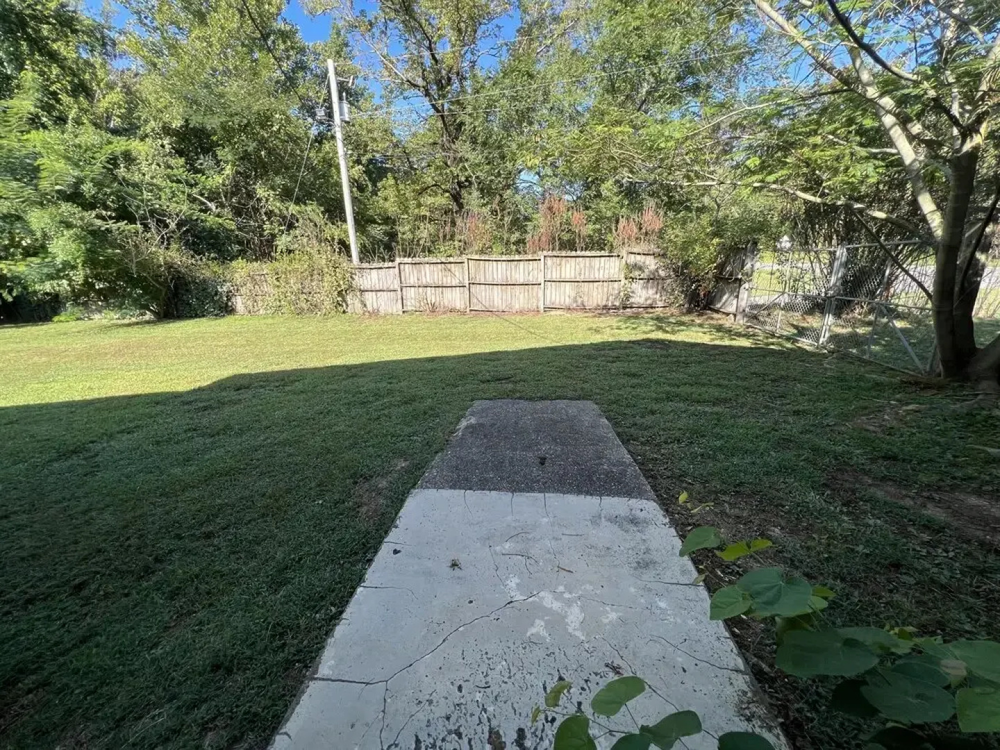 Two bedroom House with fenced in yard, covered patio area, located at the Joplin Inn at the entrance to Mountain Harbor, just 1 1/2 miles from Lake Ouachita. by RedAwning