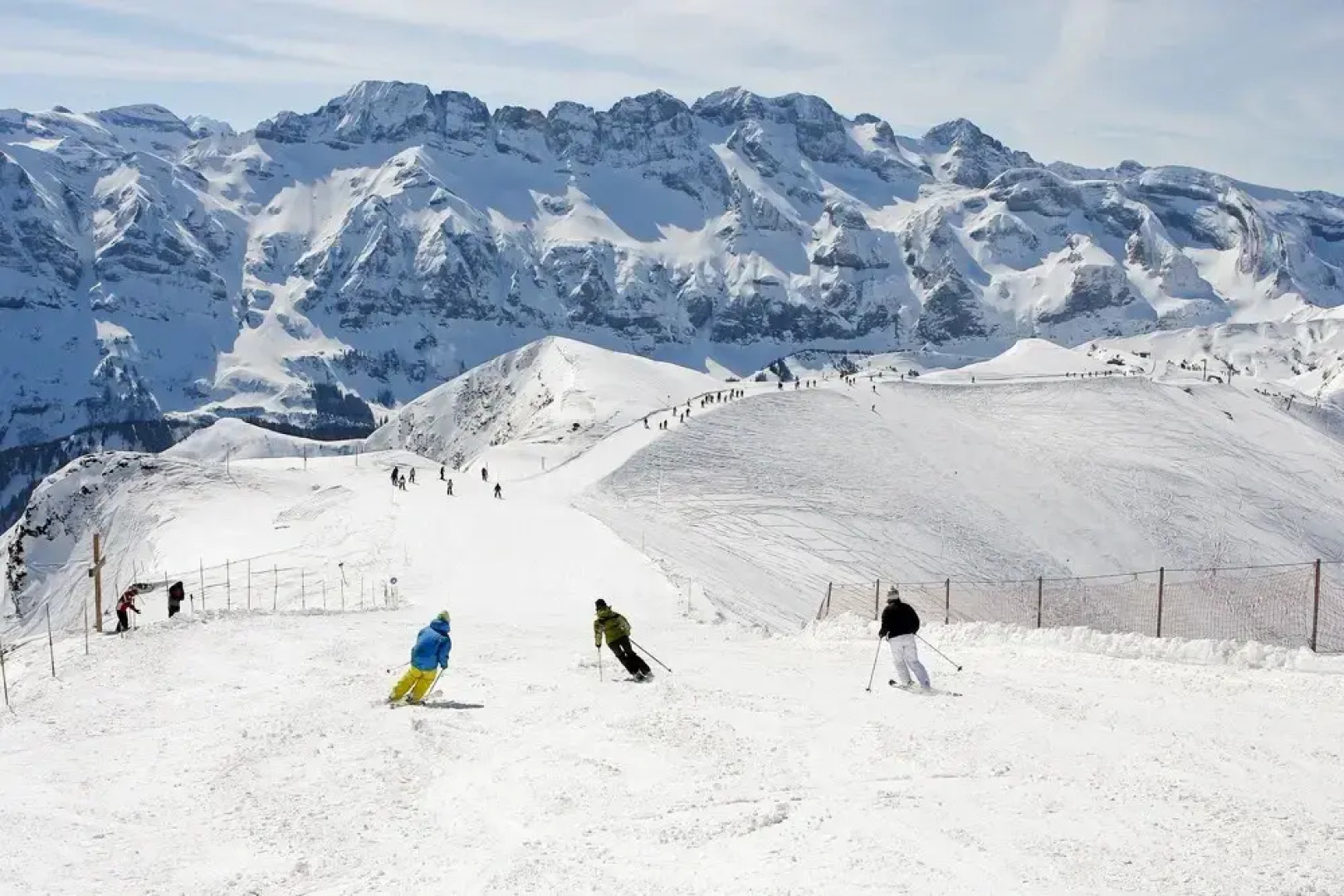 Mirois - Montagne 26 Ski-in Apartment on the Slopes in Les Crosets