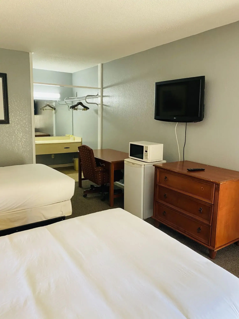 Travelers Place Inn & Suites