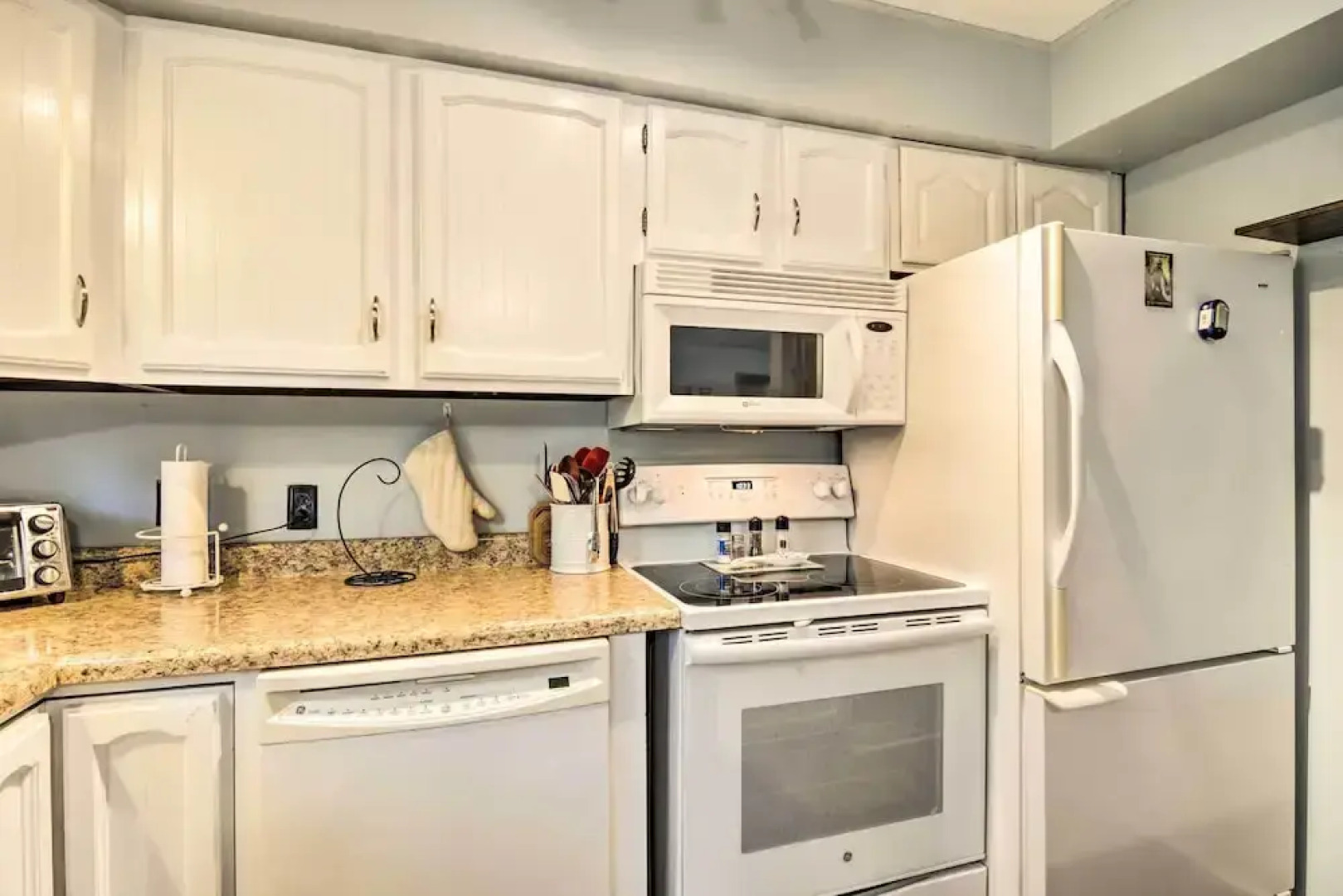 Higgins Lake Getaway w/ Fire Pit, Walk to Beach!