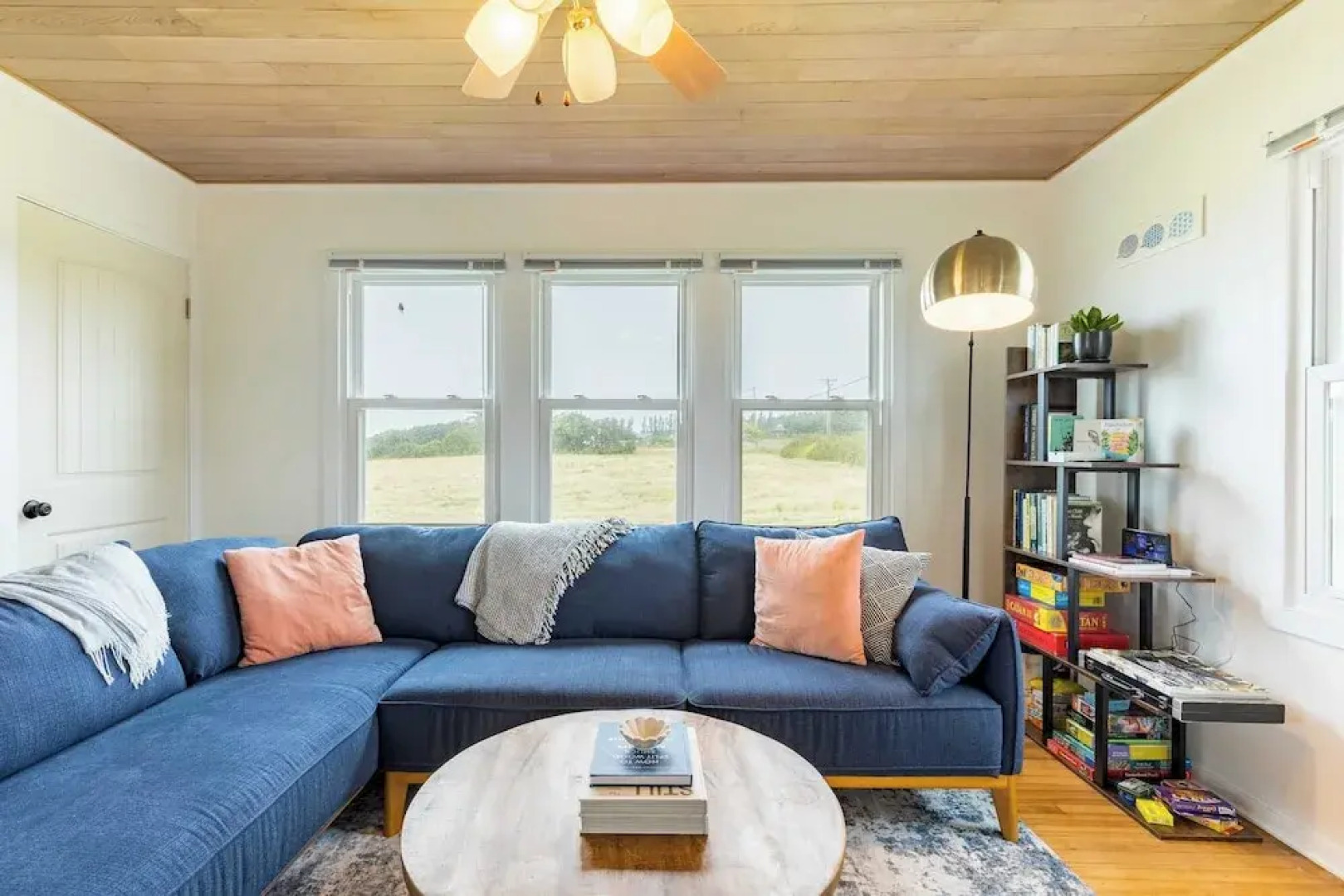 Swan Lake Cottage by Avantstay Views + Firepit