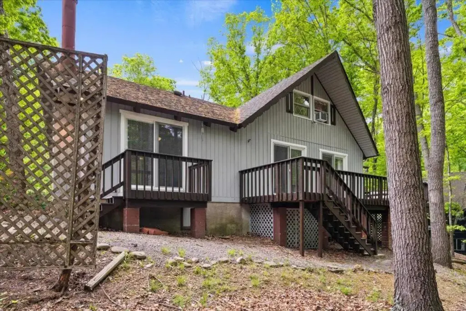 The Gingerbread House: 4 BR chalet, w/ Sunroom/Deck, sleeps 12, modern amenities