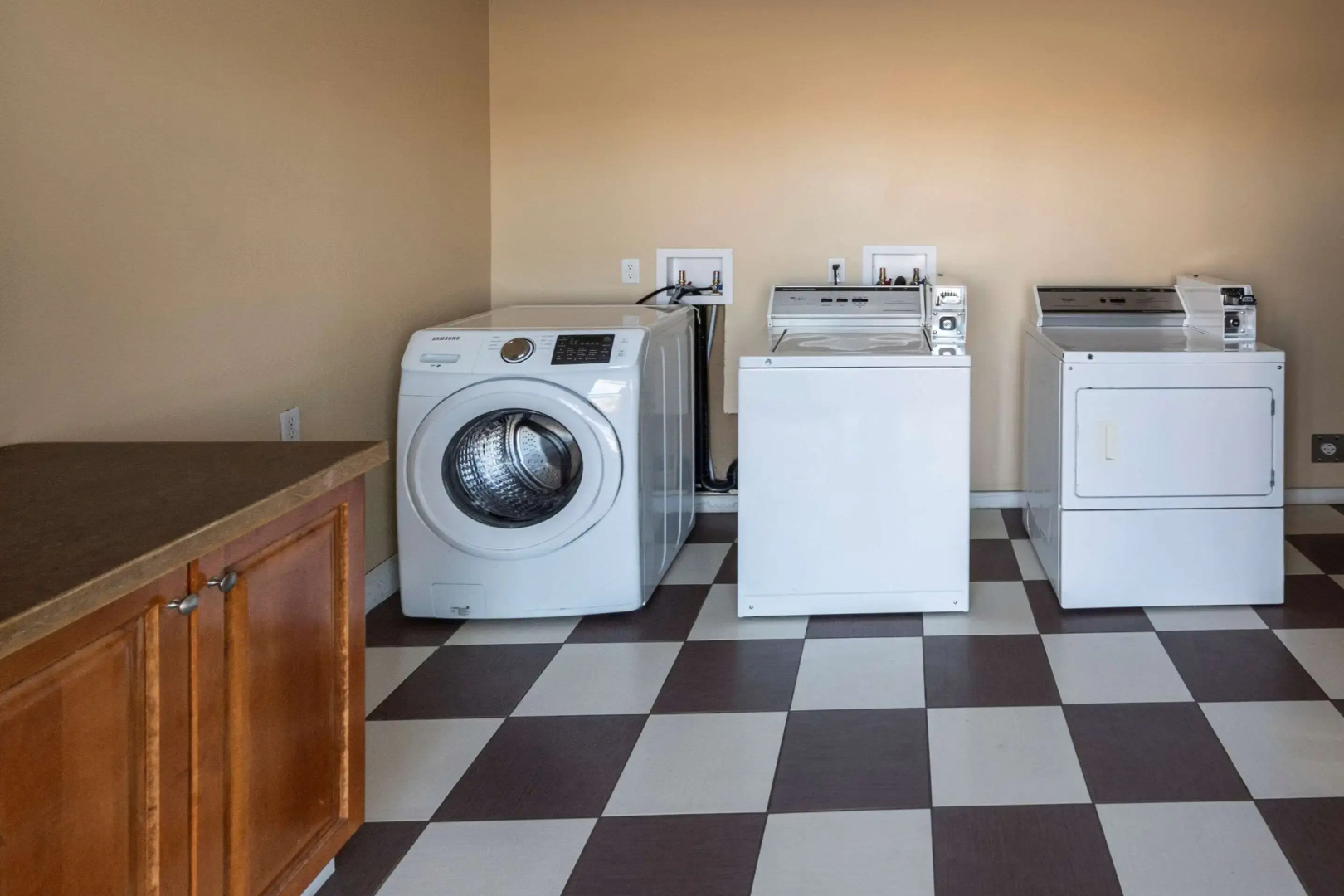 Econo Lodge Inn & Suites