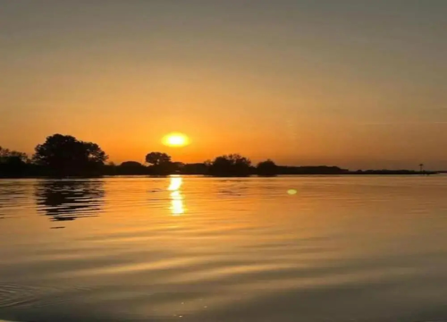 Tranquil Lakeside Stay for 4 Guests