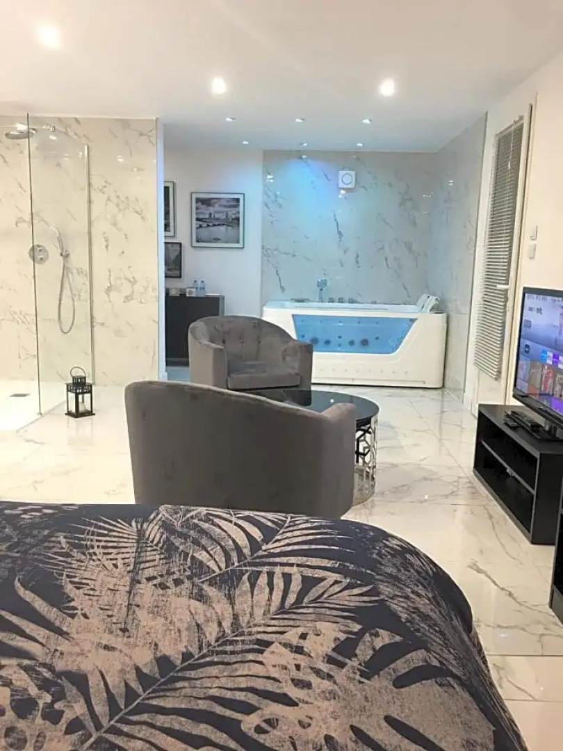 Suite Saint Esteve avec balneo au cœur d'un hameau