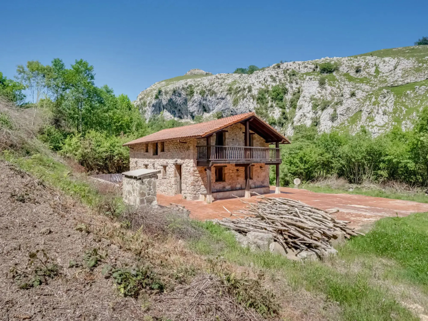 Rustic Holiday Home in Merilla with Valley View