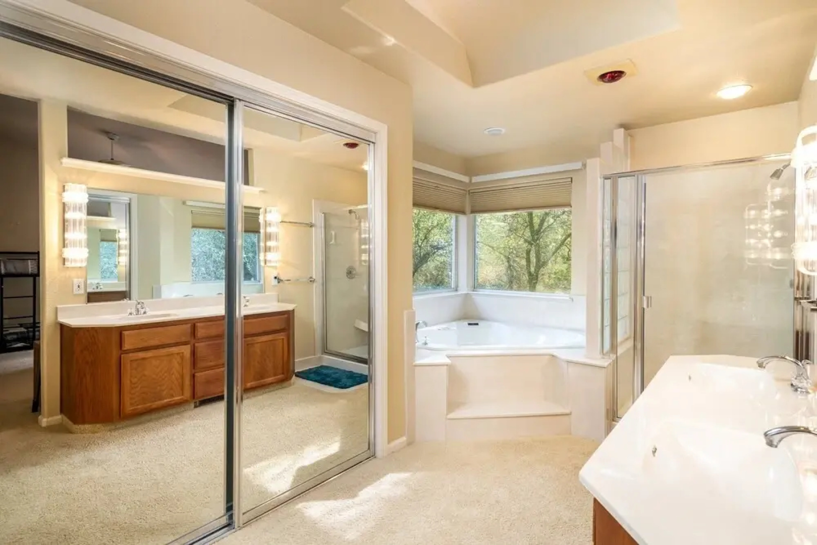 Happy Trails - Updated Home with Cozy Sunroom by Yosemite Region Resorts