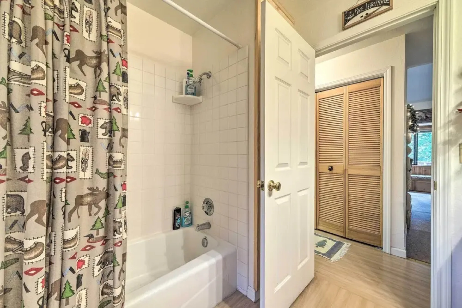 Cozy Camp Connell Cabin: Large Game Room & Decks!