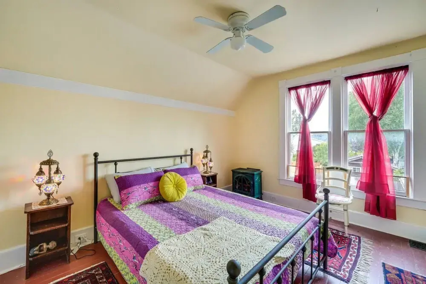 Charming La Conner Vacation Home w/ Fireplace!