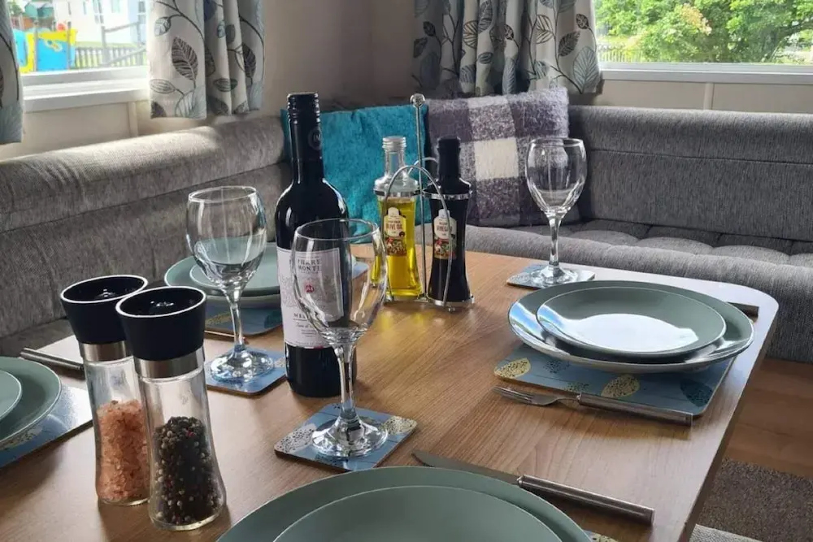 2 Bed Lodge - Sleeps 5 - Parking - Pets - Wifi