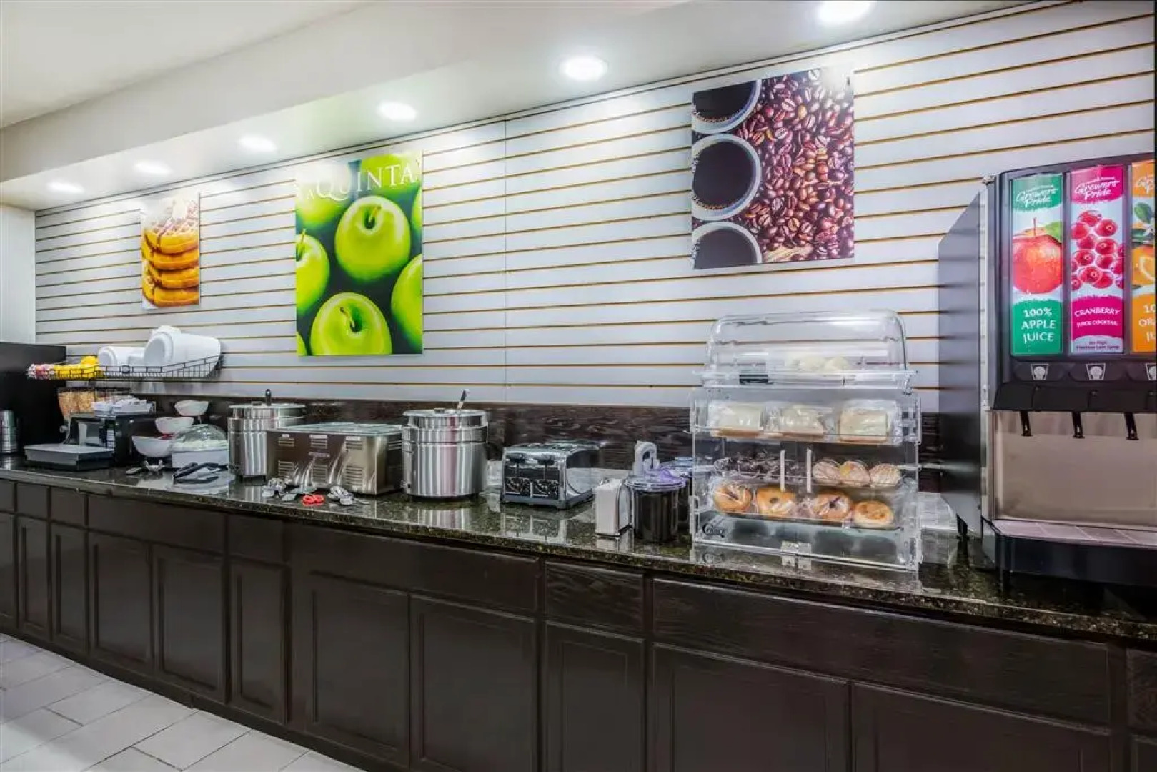 La Quinta Inn & Suites by Wyndham Fairborn Wright