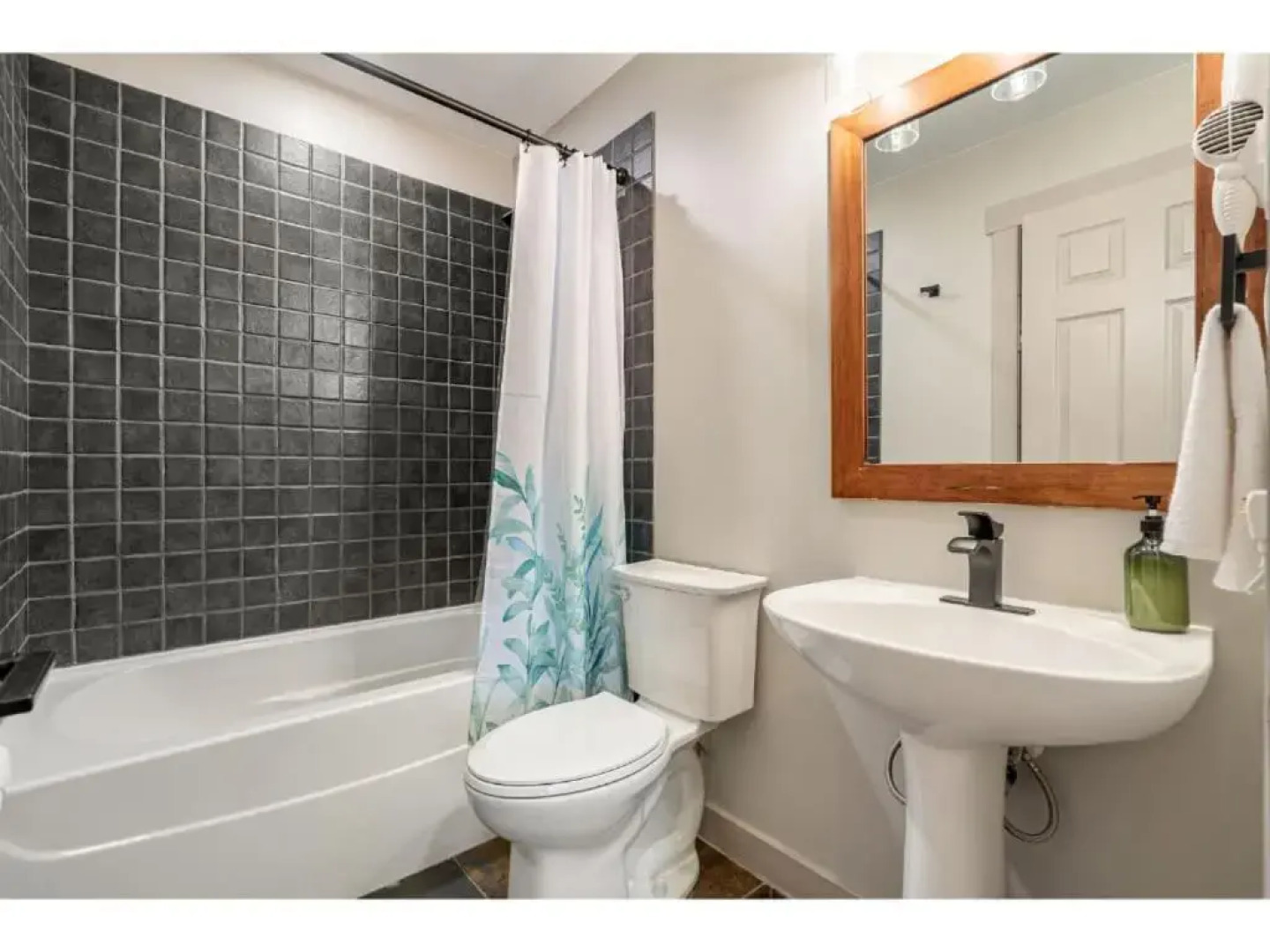 Nordic Village I Balcony & BBQ I Sleeps 17 I TV