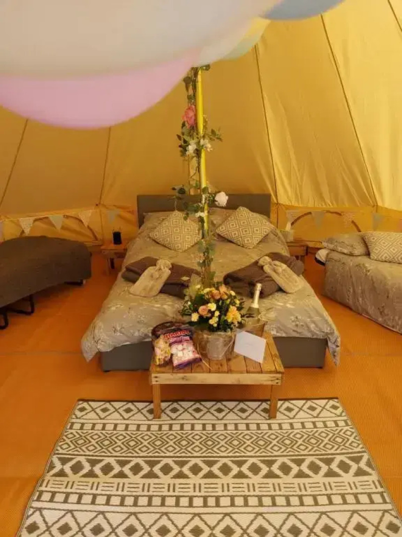 Hopgarden Glamping - Luxury 6m bell tent